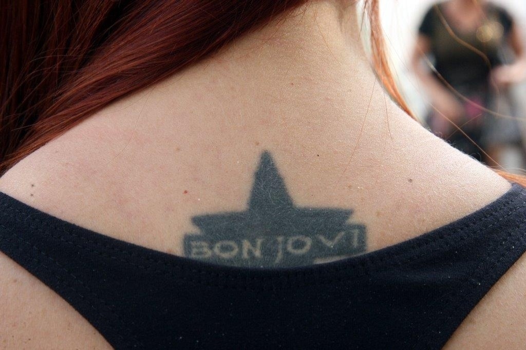 20.set.2013 - Carla Maia exibe tatuagem do Bon Jovi em fila do Rock in Rio - Zulmair Rocha/UOL