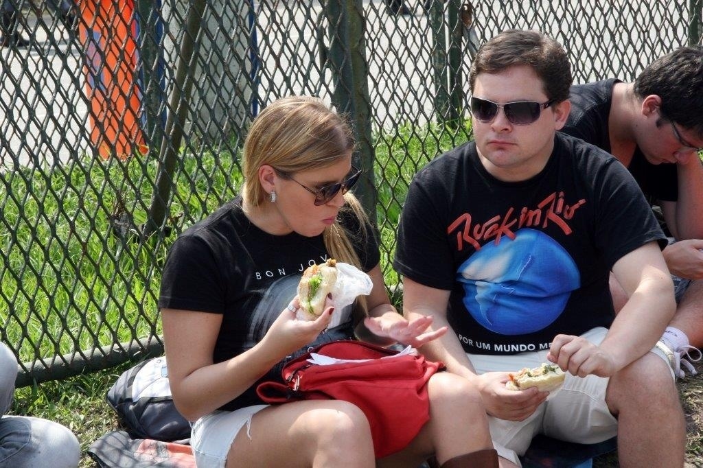 20.set.2013 - Casal aguarda abertura dos portões da Cidade do Rock - Zulmair Rocha/UOL