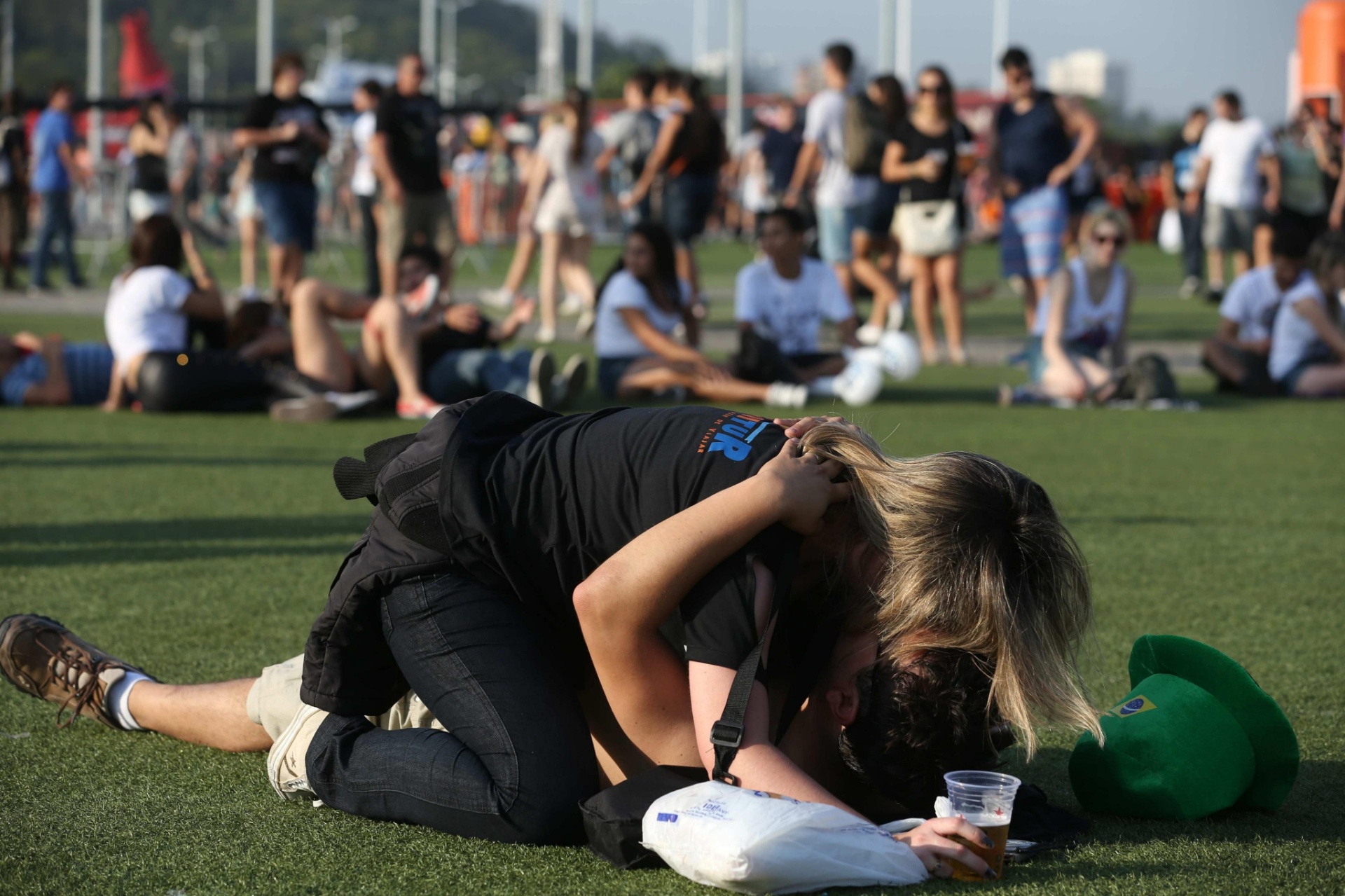 20.set.2013 - Casal é clicado no chão em momento de intimidade no Rock in Rio - Marcelo Sayao/EFE