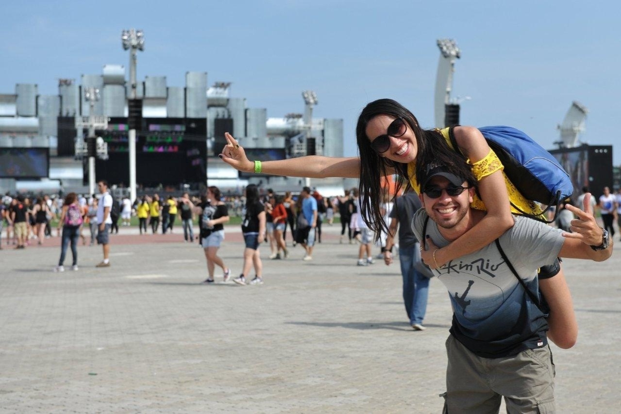 20.set.2013 - Casal mostra animação ao chegar à Cidade do Rock para o quinto dia de Rock in Rio - AgNews