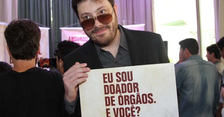 20.set.2013 - Danilo Gentili posa com cartaz da campanha de doação de órgãos