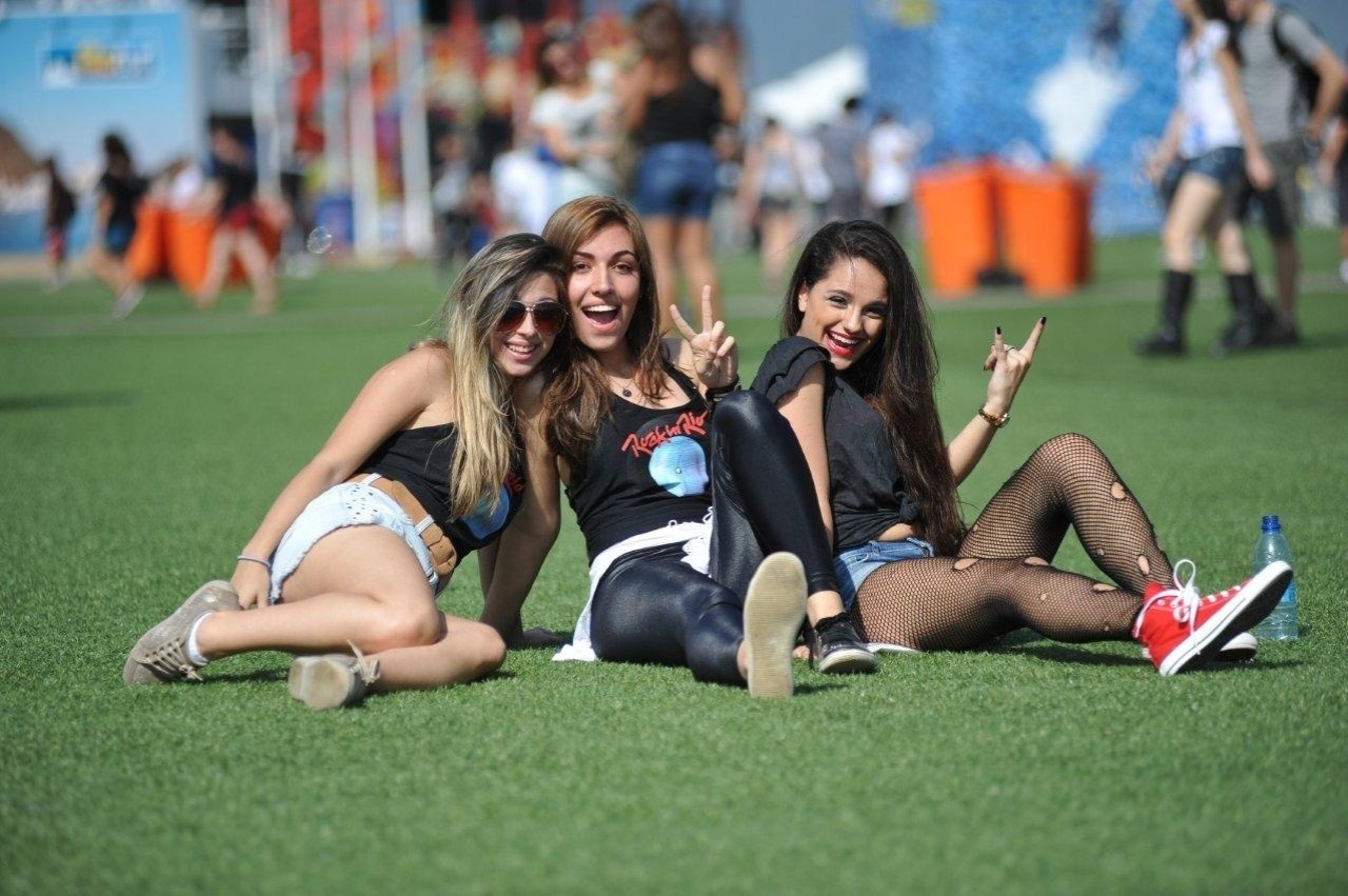 20.set.2013 - De camisetas pretas, jovens garantem lugar no gramado da Cidade do Rock ao chegar para o quinto dia de Rock in Rio - AgNews