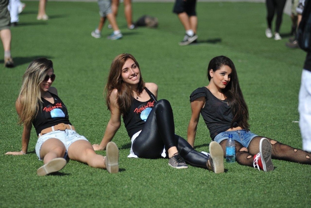 20.set.2013 - De camisetas pretas, jovens garantem lugar no gramado da Cidade do Rock ao chegar para o quinto dia de Rock in Rio - AgNews