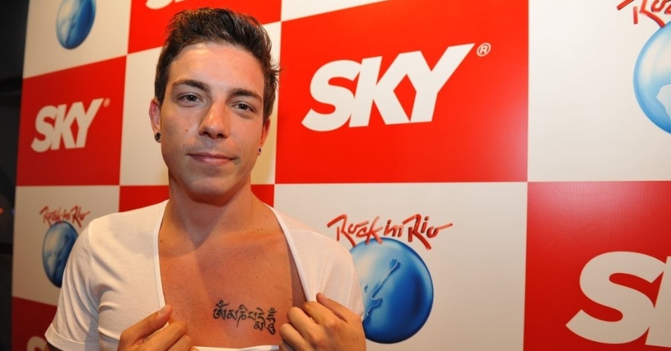 20.set.2013 - Di Ferrero mostra o resultado da tatuagem que fez durante o Rock in Rio, um mantra budista que significa "Da lama nasce a flor de lótus"