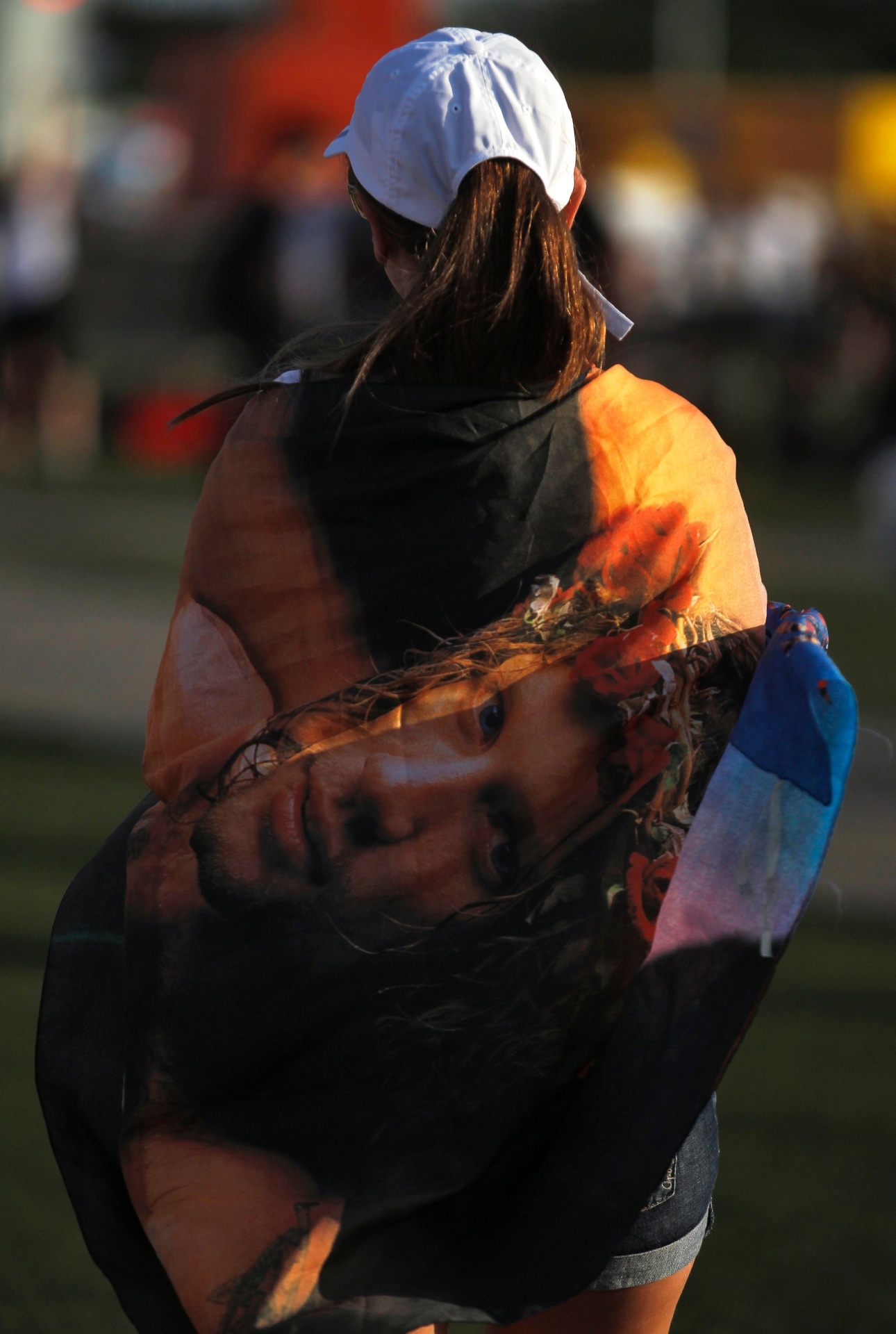 20.set.2013 - Fã aparece com bandeira do Bon Jovi antes do show da banda - Pilar Olivares/Reuters