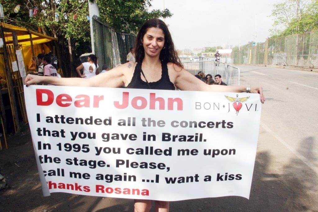 20.set.2013 - Fã de Bon Jovi, Rosana Guedes espera abertura dos portões no quinto dia de Rock in Rio - Zulmair Rocha/UOL