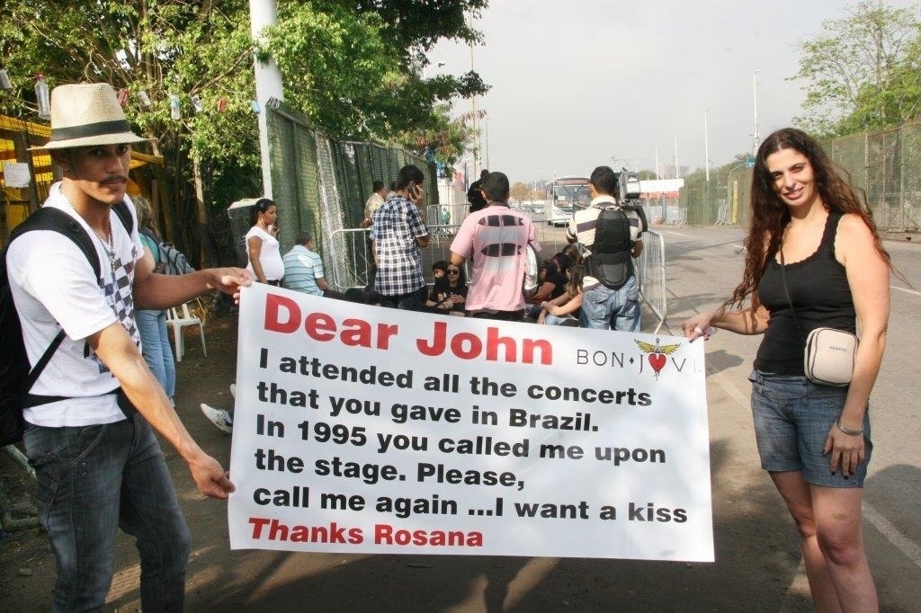 20.set.2013 - Fã de Bon Jovi, Rosana Guedes espera abertura dos portões no quinto dia de Rock in Rio - Zulmair Rocha/UOL