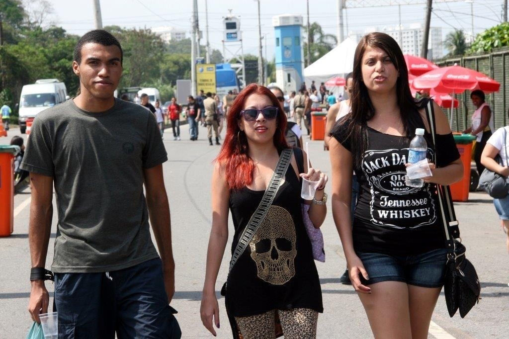 20.set.2013 - Fãs chegam à Cidade do Rock para o quinto dia do Rock in Rio, quando se apresnetam nomes Bon Jovi, Frejat e Nickelback - Zulmair Rocha/UOL