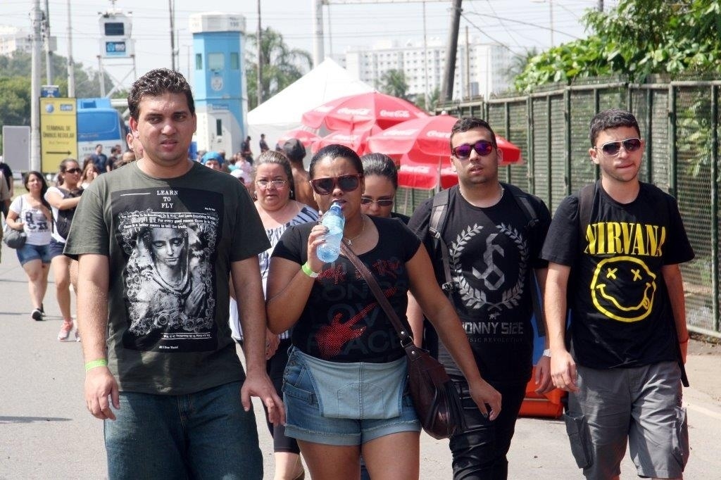20.set.2013 - Fãs chegam à Cidade do Rock para o quinto dia do Rock in Rio, quando se apresnetam nomes Bon Jovi, Frejat e Nickelback - Zulmair Rocha/UOL