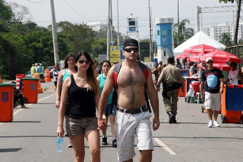 20.set.2013 - Fãs chegam à Cidade do Rock para o quinto dia do Rock in Rio, quando se apresnetam nomes Bon Jovi, Frejat e Nickelback - Zulmair Rocha/UOL