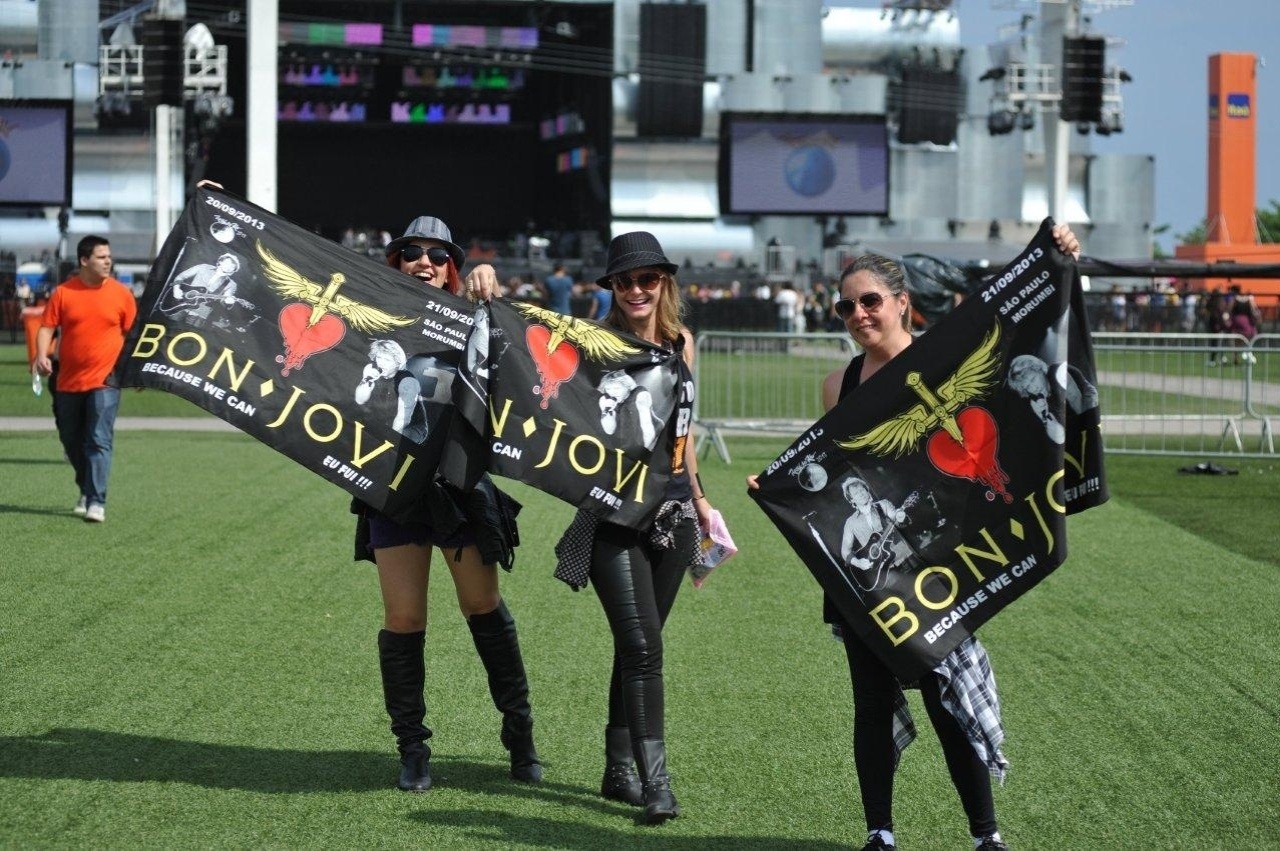 20.set.2013 - Fãs de Bon Jovi exibem faixas da banda ao chegar na Cidade do Rock. A banda irá encerrar a noite desta sexta-feira - AgNews