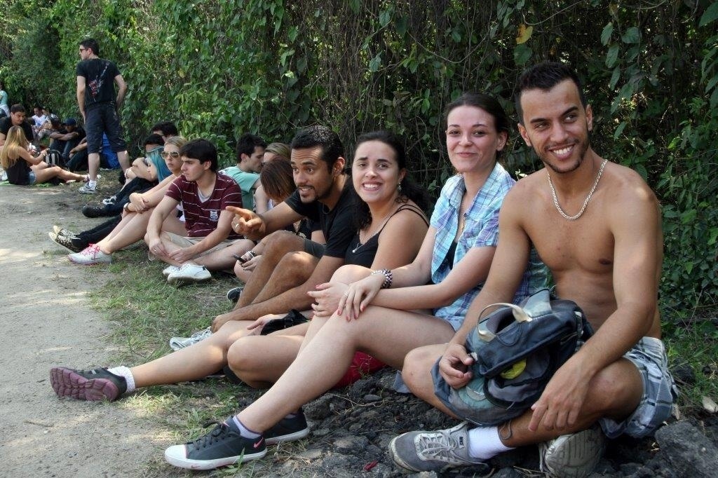 20.set.2013 - Fãs descansam sentados em fila do quinto dia do Rock in Rio, quando se apresnetam nomes Bon Jovi, Frejat e Nickelback - Zulmair Rocha/UOL