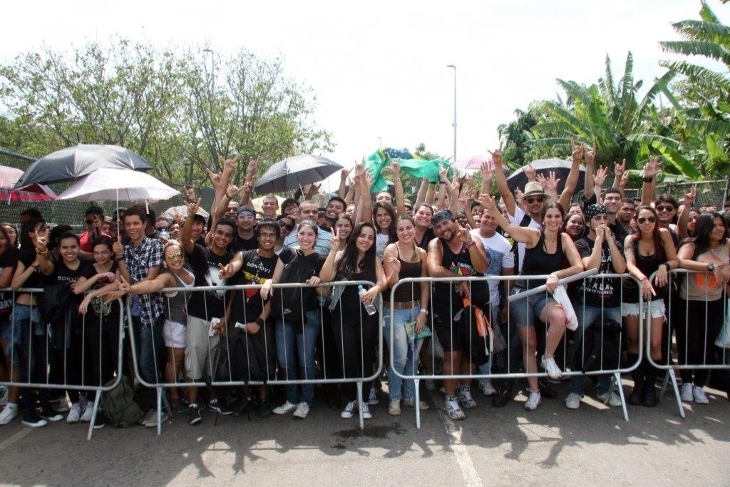 20.set.2013 - Fãs se protegem do sol na fila do quinto dia de Rock in Rio - Zulmair Rocha/UOL