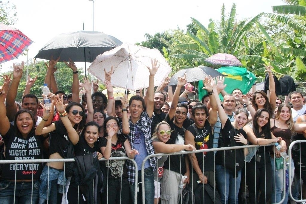 20.set.2013 - Fãs se protegem do sol na fila do quinto dia de Rock in Rio - Zulmair Rocha/UOL