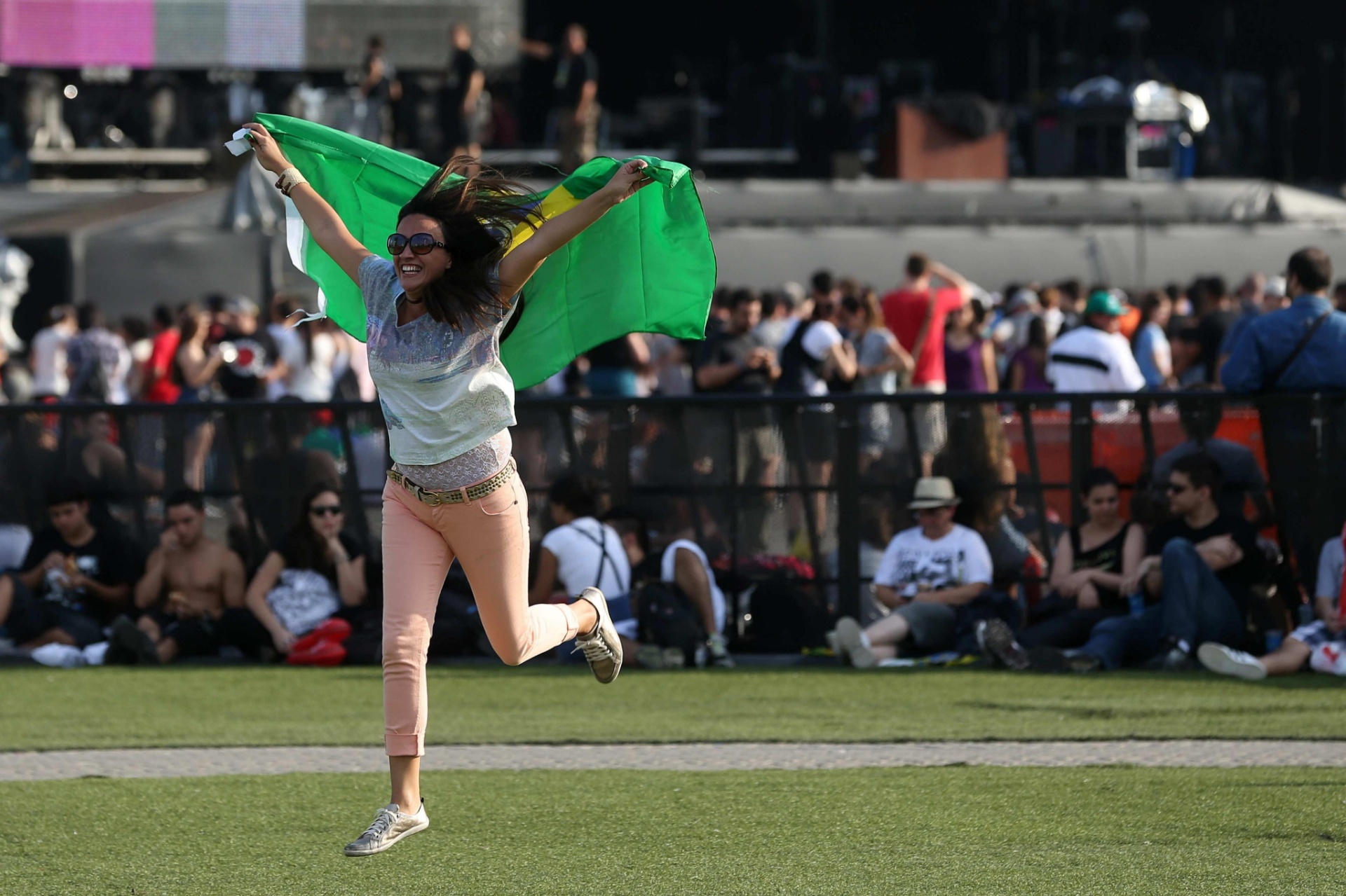 20.set.2013 - Jovem chega com a corda toda na Cidade do Rock - Marcelo Sayao/EFE