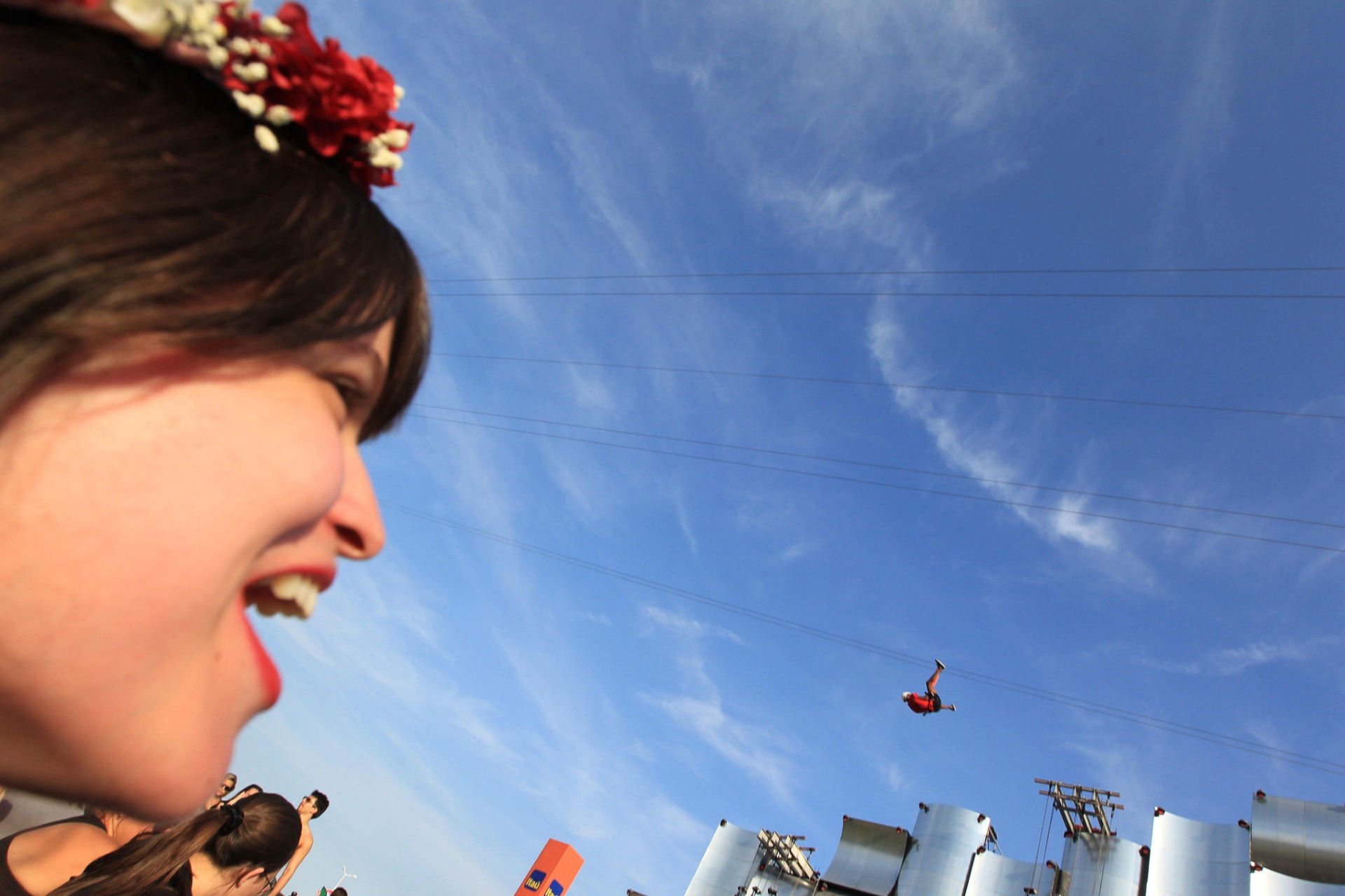 20.set.2013 - Jovem vibra com a tirolesa, brinquedo que é uma das atrações do Rock in Rio 2013 - Marcelo Sayao/EFE
