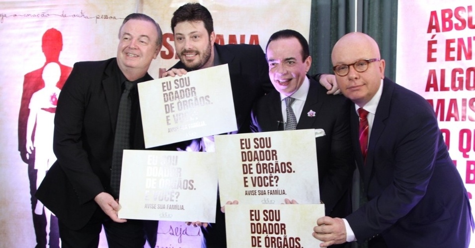 20.set.2013 - Marcelo Mansfield, Danilo Gentili, Chiquinho Scarpa e Marcelo Taz posam com o cartaz da campanha de doação de órgãos