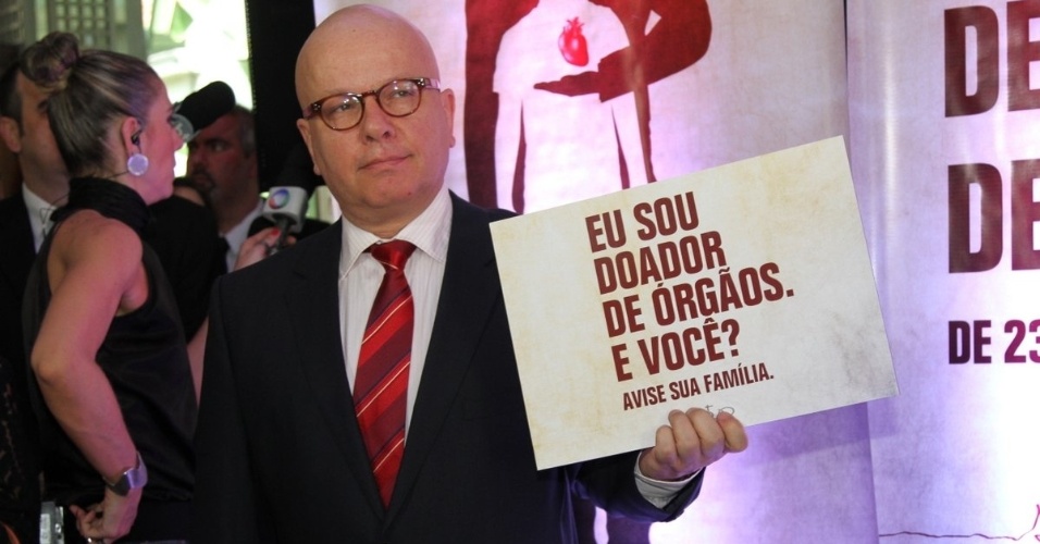 20.set.2013 - Marcelo Taz posa com o cartaz da campanha de doação de órgãos