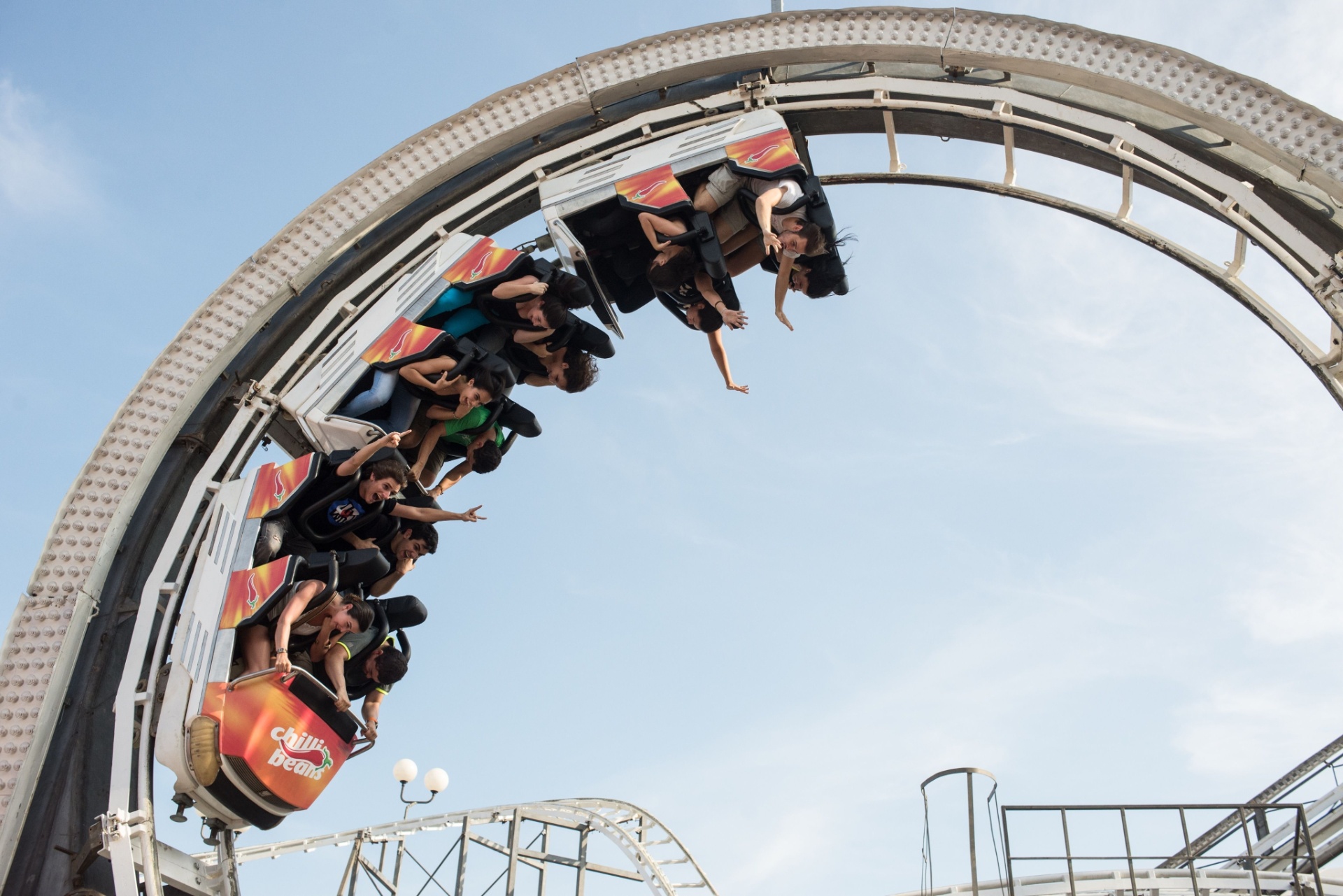 20.set.2013 - Montanha russa é outra das atrações do "parque de diversões" do Rock in Rio - Yasuyoshi Chiba/AFP