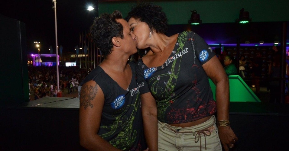 20.set.2013 - O casal Solange Couto e Jamerson Andrade se beija em um camarote do Rock in Rio