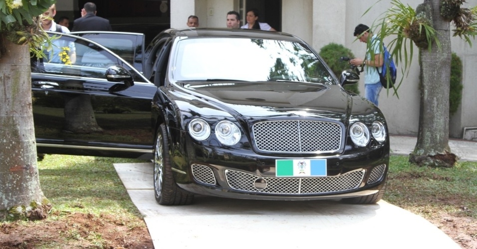 20.set.2013 - O conde Chiquinho Scarpa desistiu de enterrar seu carro, um Bentley Continental Flying Spur, avaliado em R$ 1,5 milhão