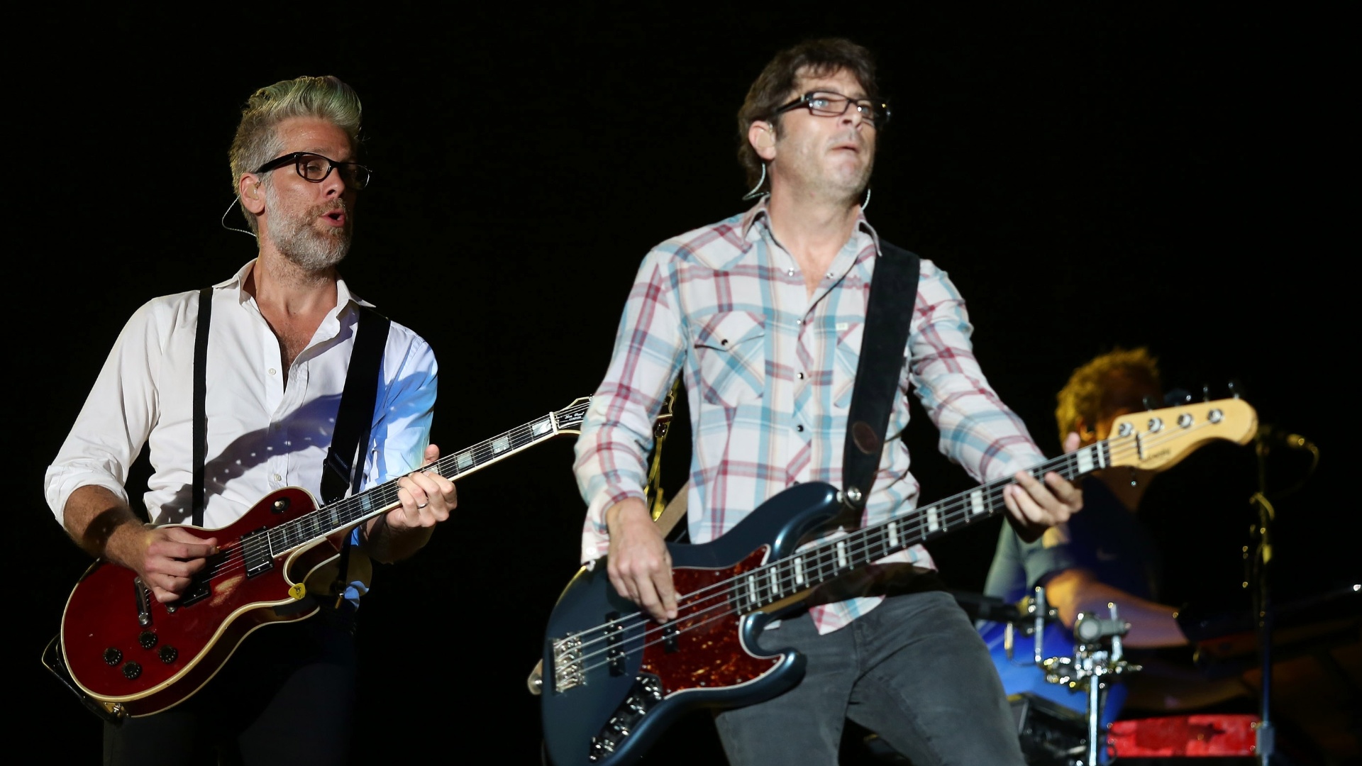 20.set.2013 - O guitarrista do Matchbox Twenty, Kyle Cook, e o baixista, Brian Yale, durante apresentação da banda no Palco Mundo do Rock in Rio - Fernando Maia/UOL