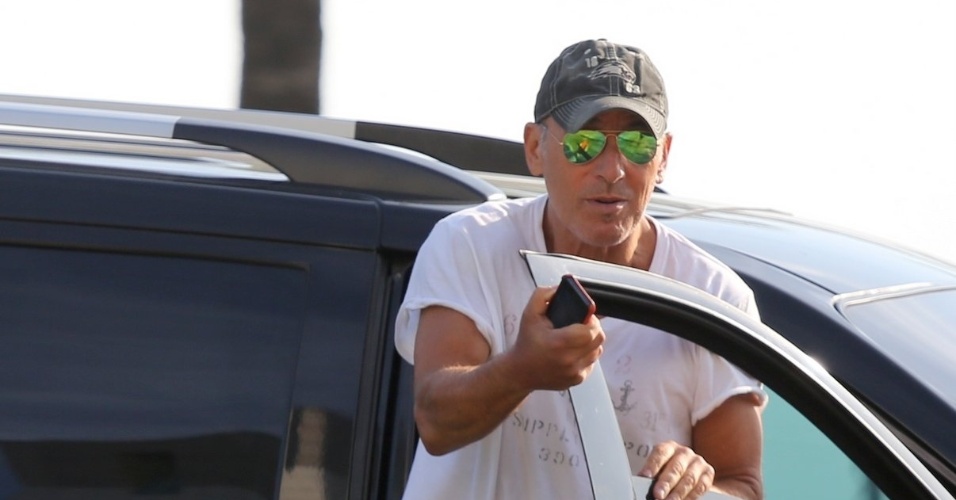 20.set.2013 - O músico Bruce Springsteen chega para almoçar em um churrascaria no Rio. Atração do Rock in Rio, o cantor é o último a se apresentar no Palco Mundo neste sábado (21) O guitarrista se apresenta neste sábado (21) no Rock in Rio