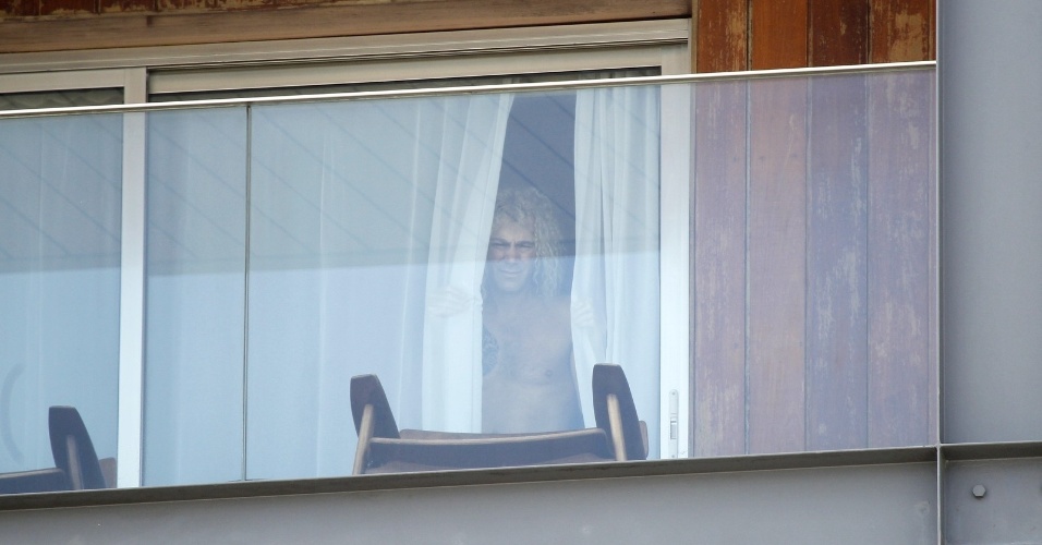 20.set.2013 - O músico David Bryan, tecladista da banda Bon Jovi, aparece na sacada do hotel Fasano em Ipanema. O cantor e sua banda se apresentam nesta sexta (20) no Rock in Rio