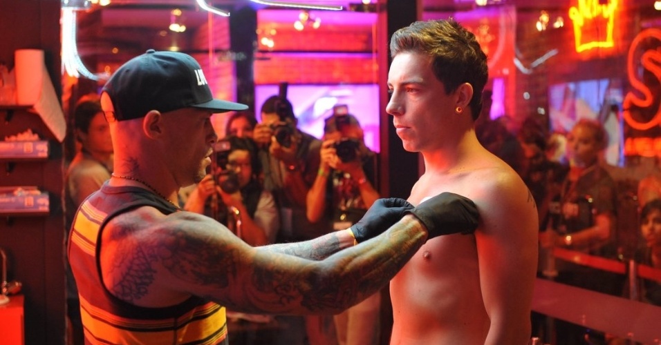 20.set.2013 - O músico Di Ferrero é um dos privilegiados escolhidos para fazer uma tatuagem com Ami James, do "Miami Ink", durante o Rock in Rio