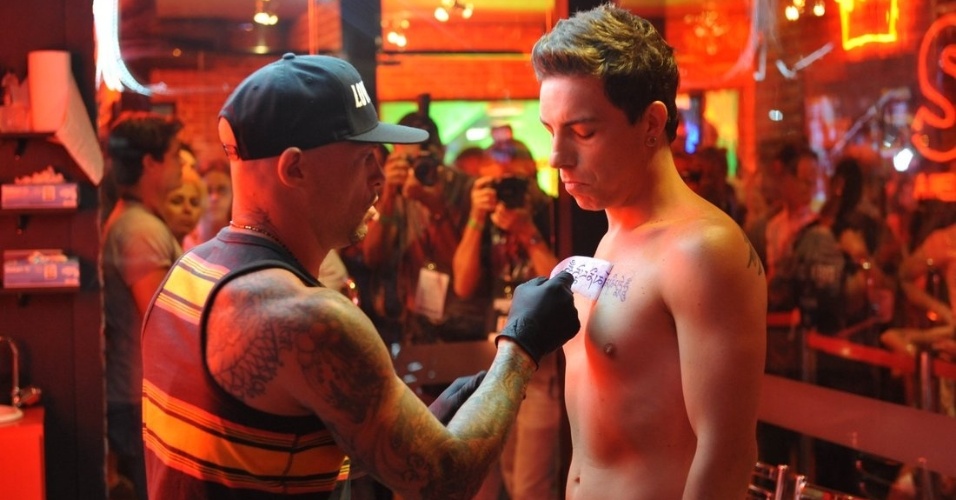 20.set.2013 - O músico Di Ferrero escolheu tatuar um mantra budista que significa "Da lama nasce a flor de lótus"