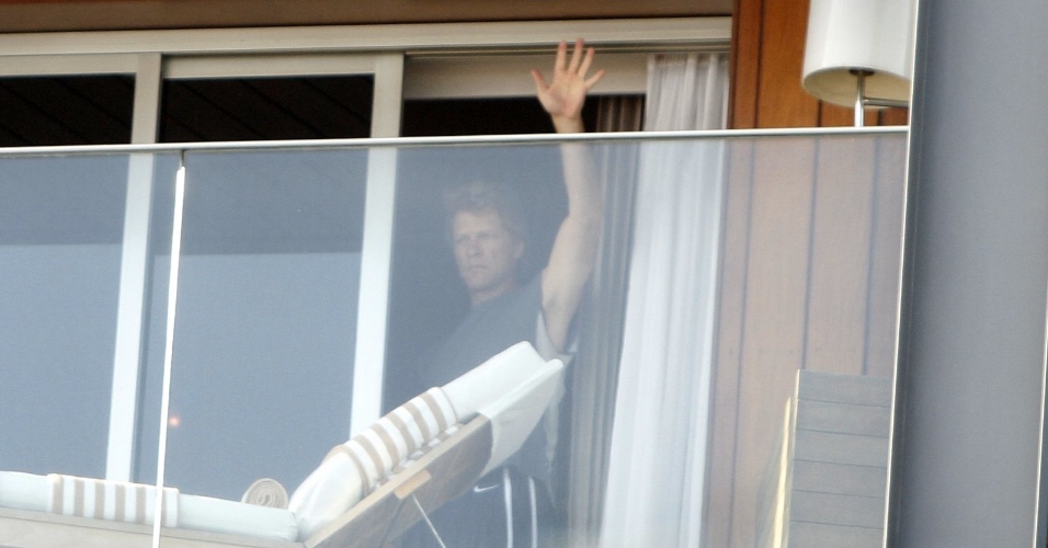 20.set.2013 - O músico Jon Bon Jovi acena para fãs e fotógrafos na sacada do hotel Fasano em Ipanema. O cantor e sua banda se apresentam nesta sexta (20) no Rock in Rio, e no domingo (22) no Estádio do Morumbi, em São Paulo