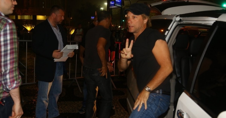 20.set.2013 - O músico Jon Bon Jovi chega ao hotel Fasano em Ipanema. O cantor e sua banda se apresentam nesta sexta (20) no Rock in Rio