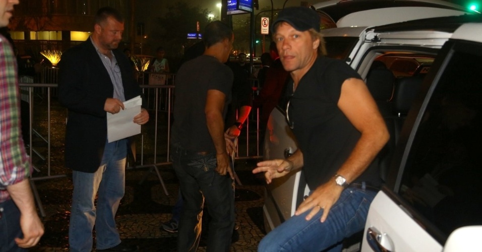20.set.2013 - O músico Jon Bon Jovi chega ao hotel Fasano em Ipanema. O cantor e sua banda se apresentam nesta sexta (20) no Rock in Rio