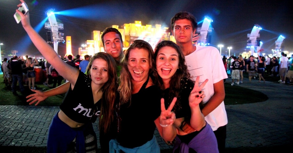 20.set.2013 -  Pela primeira vez no Rock in Rio, a ex-paquita Andréa Sorvetão curte o festival na companhia da filha, Giovanna, de 15 anos, e mais três amiguinhos