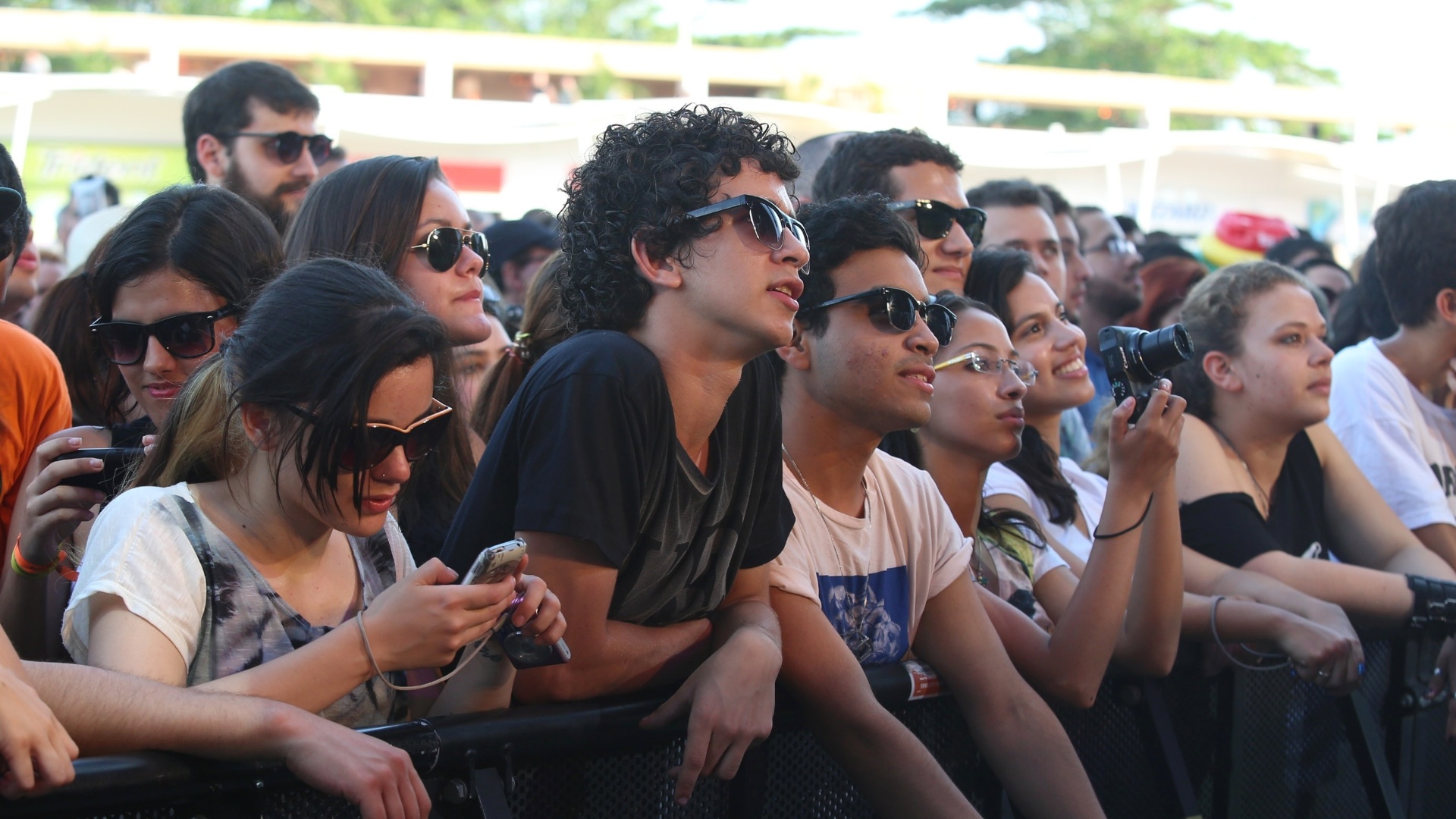 20.set.2013 - Público durante o show de Mallu Magalhães com a Banda Ouro Negro no Palco Sunset - Marco Antônio Teixeira/UOL