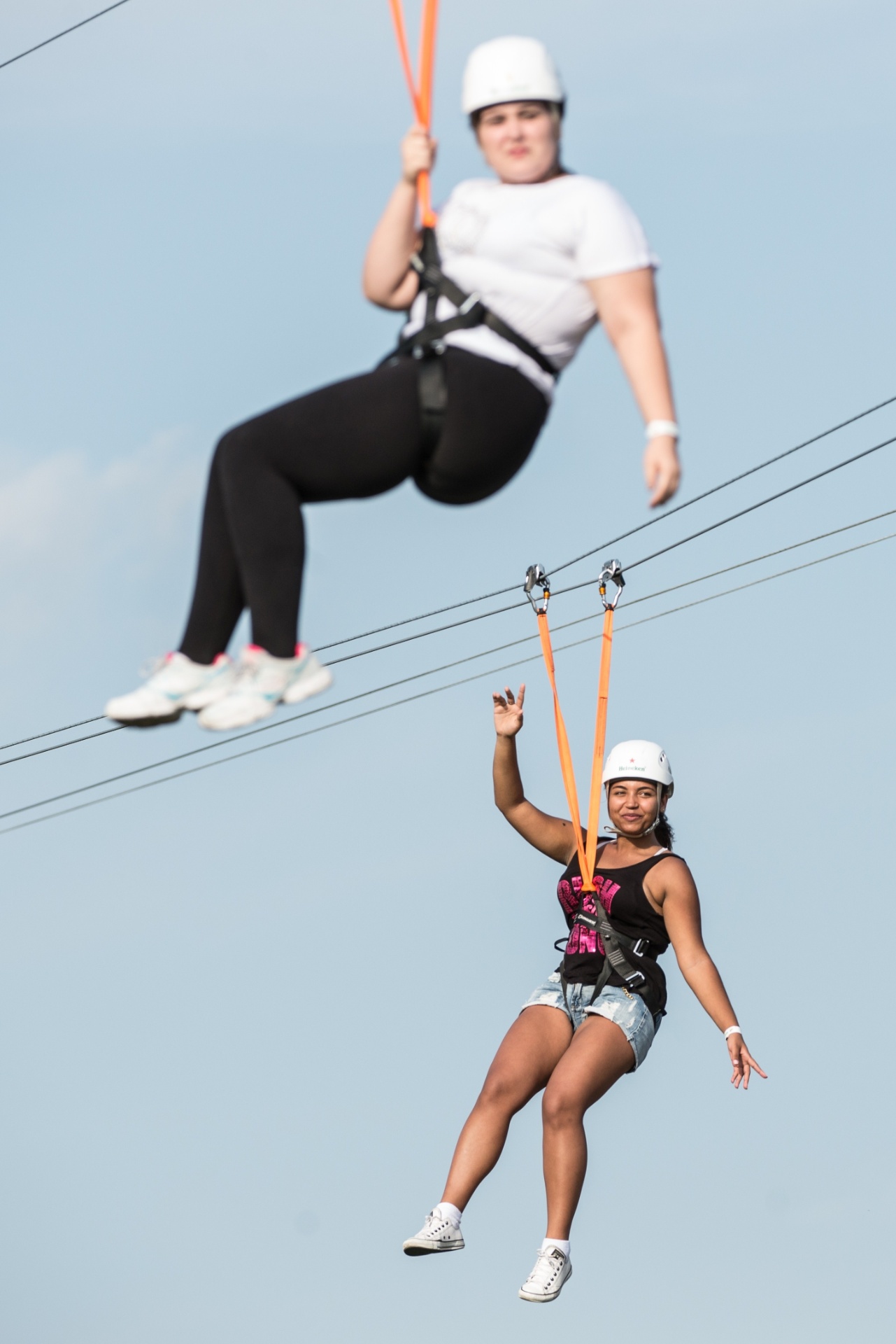20.set.2013 - Público se diverte na tirolesa no quinto dia de Rock in Rio - Yasuyoshi Chiba/AFP