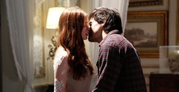 Em "Amor à Vida", Thales tenta beijar o espírito de Nicole