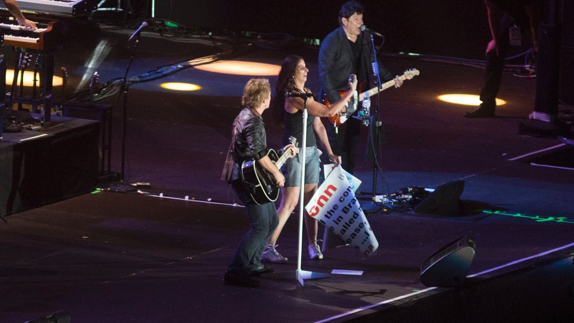 20.set.2013 - Garota sobe ao palco durante apresentação do Bon Jovi no Palco Mundo do Rock in Rio - Fernando Maia/UOL