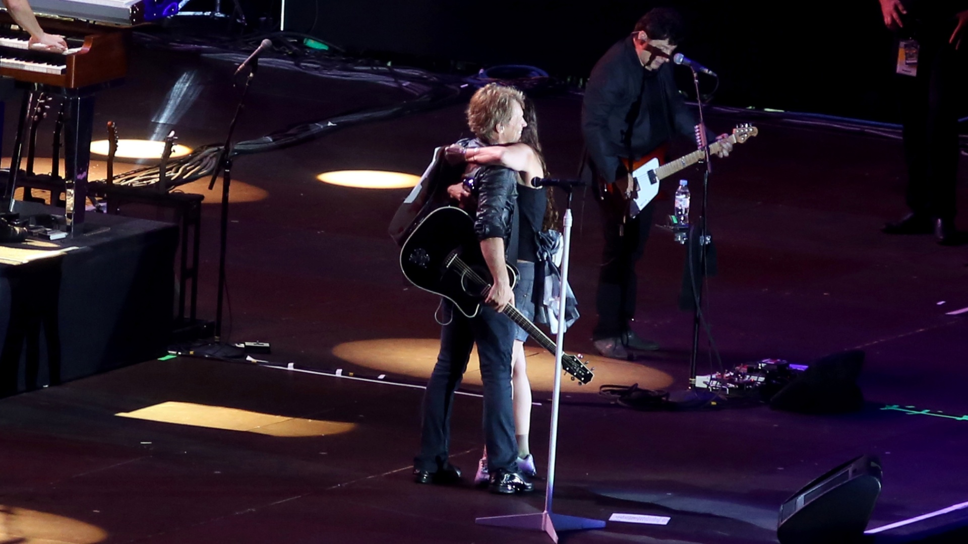 20.set.2013 - Garota sobe ao palco durante apresentação do Bon Jovi no Palco Mundo do Rock in Rio - Fernando Maia/UOL