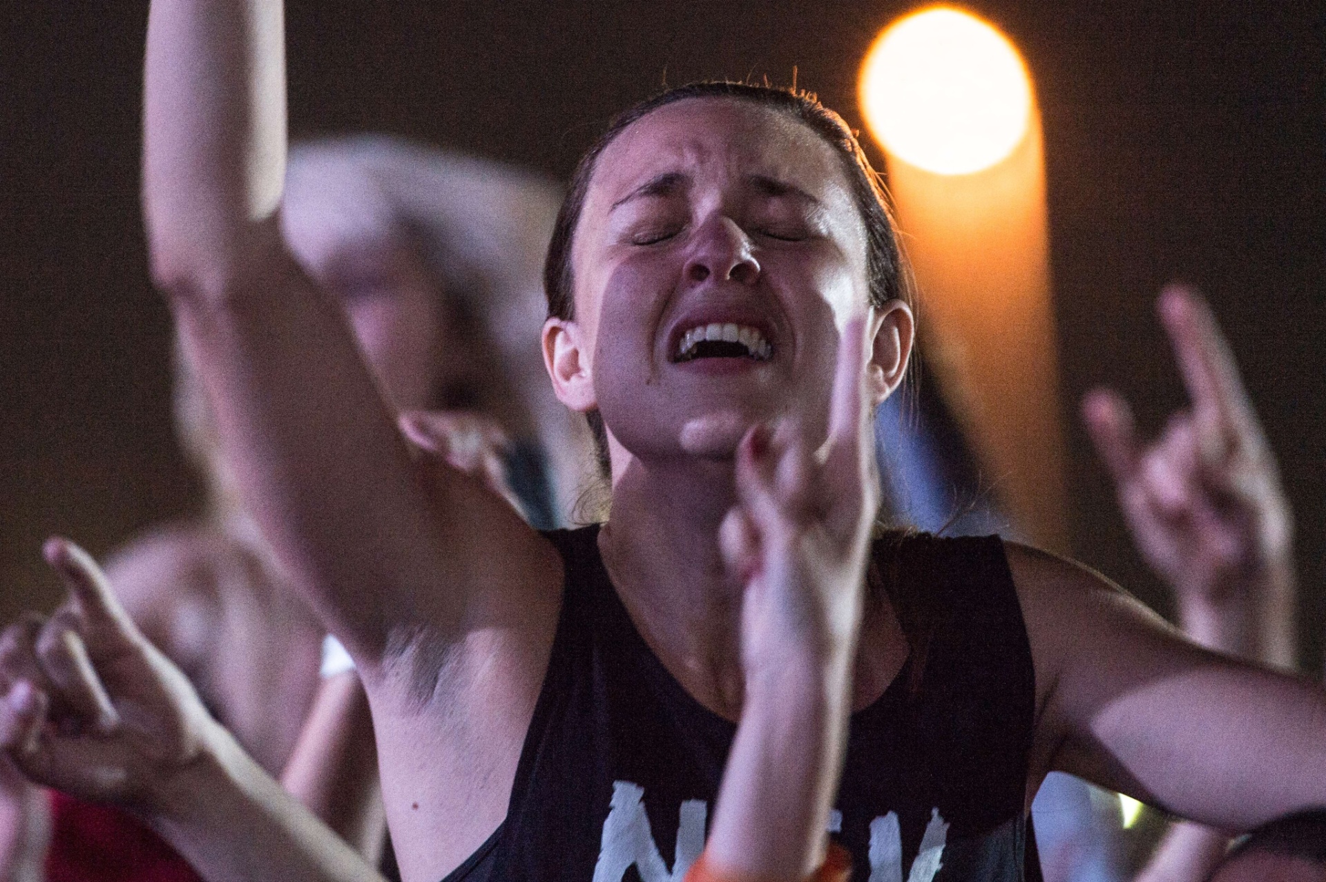 20.set.2013 - Garota vibra com a apresentação do Nickelback, no quinto dia de Rock in Rio - Yasuyoshi Chiba/AFP Photo