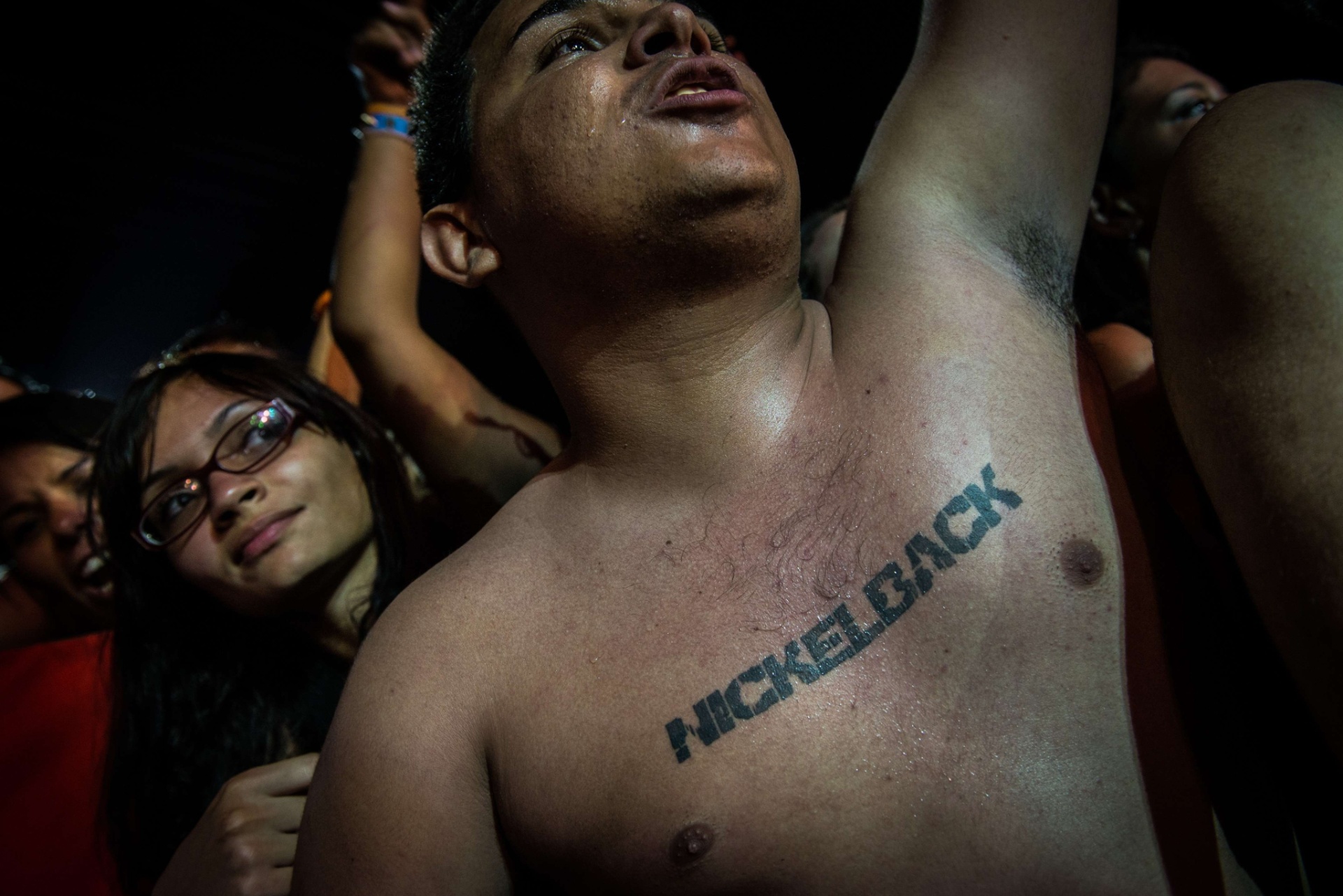 20.set.2013 - Com tatuagem no peito, fã vibra com a apresentação do Nickelback, no quinto dia de Rock in Rio - Yasuyoshi Chiba/AFP Photo