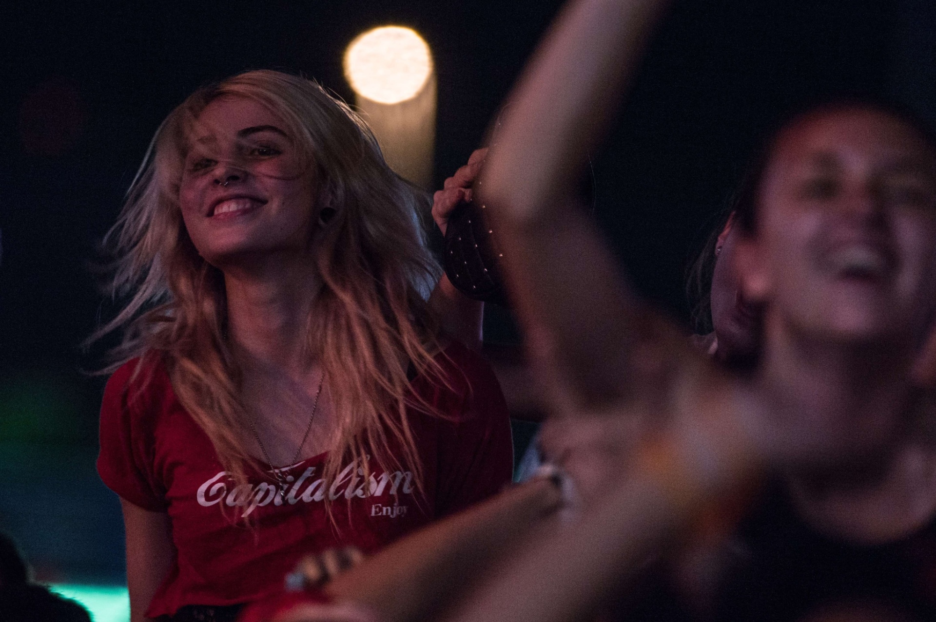 20.set.2013 - Público vibra com a apresentação do Nickelback, no quinto dia de Rock in Rio - Yasuyoshi Chiba/AFP Photo