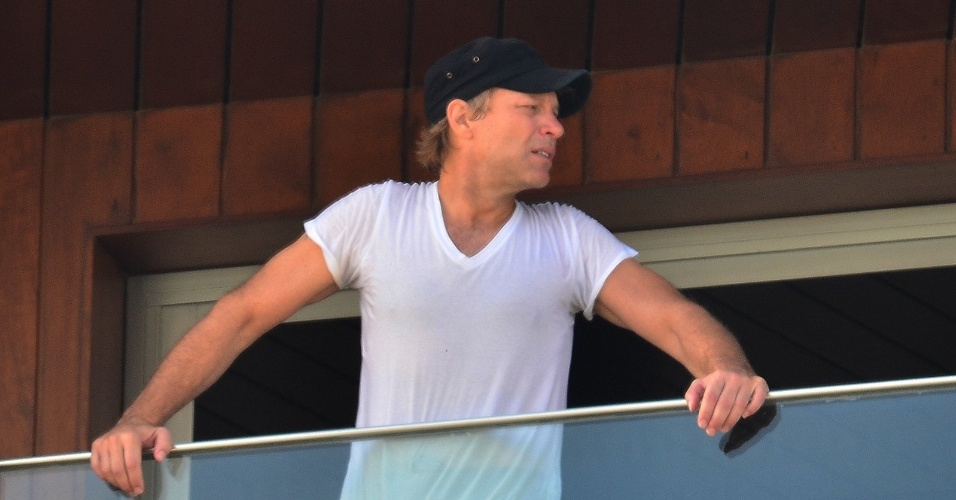21.set.2013 - Após se apresentar no Rock in Rio, Bon Jovi aparece na sacada do hotel Fasano, em Ipanema, na zona sul do Rio