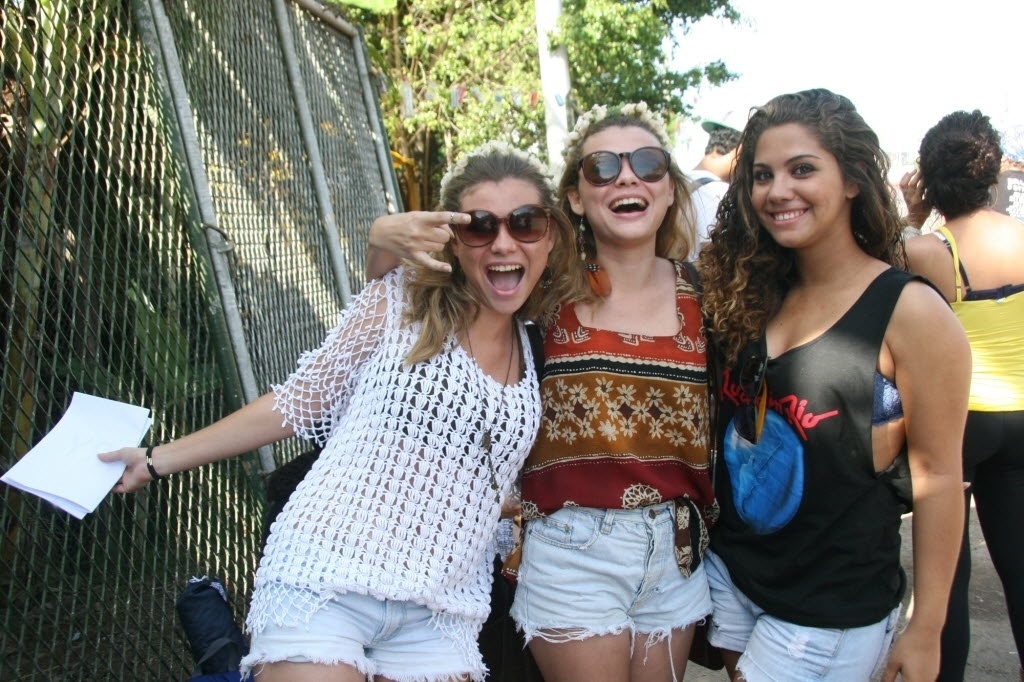 21.set.2013 - As irmãs gêmeas Raissa Vignoli e Larissa Vignol e amiga Gabriella Bitencourtti na fila para o 6º dia do festival - Zulmair Rocha/UOL