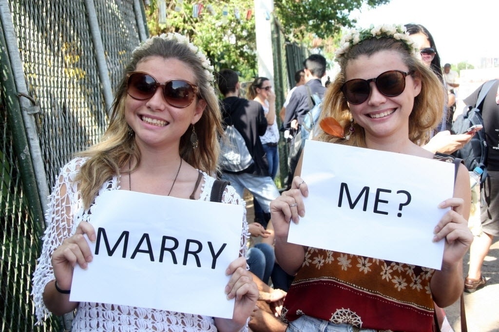 21.set.2013 -  As irmãs gêmeas Raissa Vignoli e Larissa Vignoli na fila para o 6º dia do festival - Zulmair Rocha/UOL