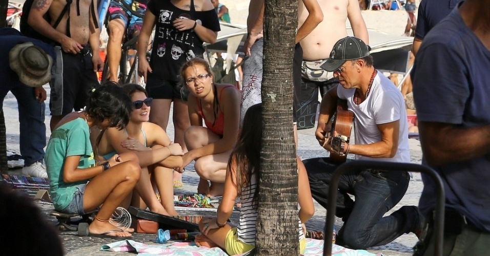 21.set.2013 - Bruce Springsteen toca violão no calçadão do Arpoador. O cantor é uma das atrações deste sábado (21) do Rock in Rio