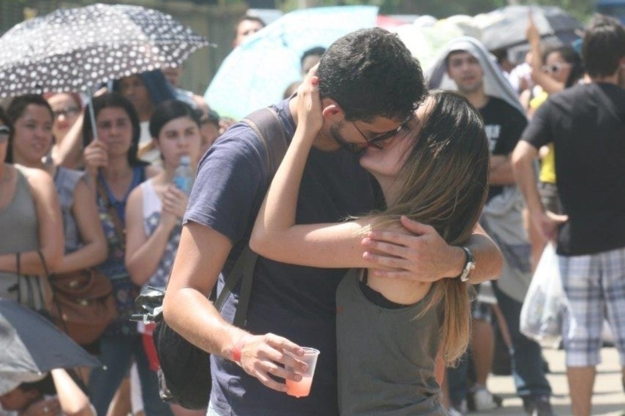 21.set.2013 - Casal fã de John Mayer, Guilherme Vasconcellos e Bianca Figueiredo, troca beijo apaixonado na fila do sexto dia de Rock in Rio - Zulmair Rocha/UOL