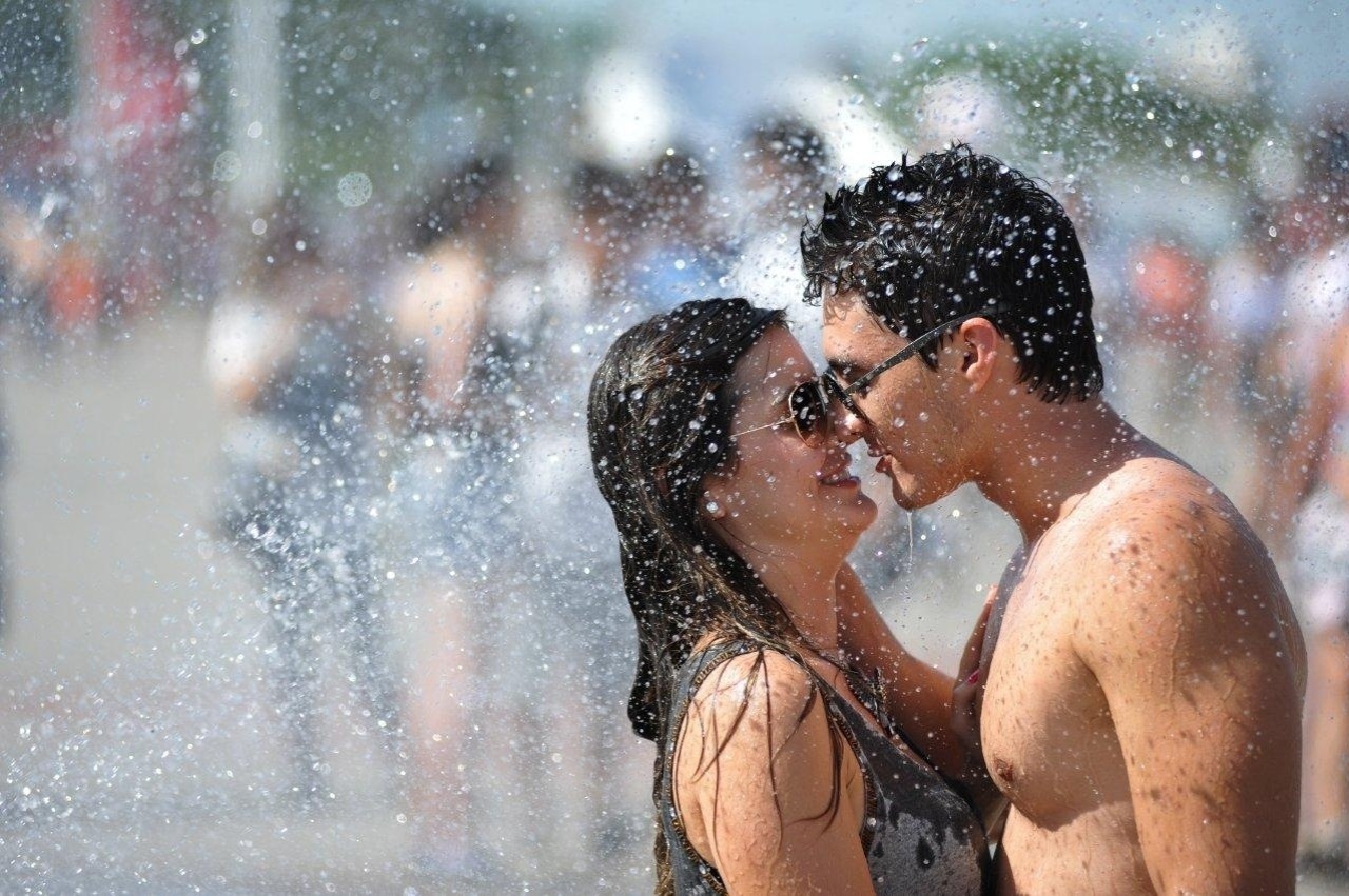 21.set.2013 - Casal se refresca no chafariz da Cidade do Rock no 6º dia do festival - AgNews