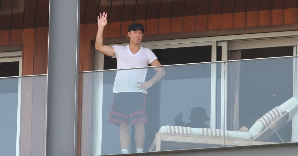 21.set.2013 - Depois de se apresentar no Rock in Rio, Bon Jovi dá tchau na sacada do hotel Fasano, em Ipanema, na zona sul do Rio