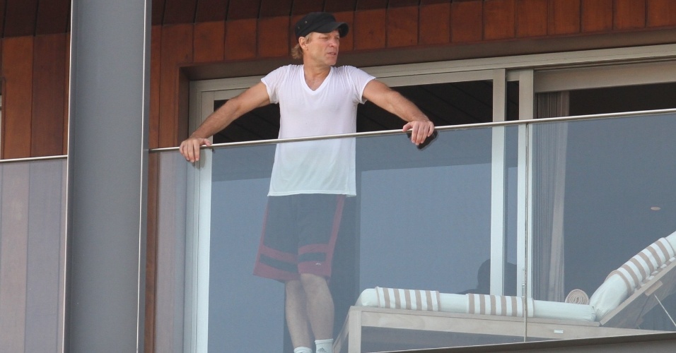21.set.2013 - Depois de se apresentar no Rock in Rio, Bon Jovi é fotografado na sacada do hotel Fasano, em Ipanema, na zona sul do Rio